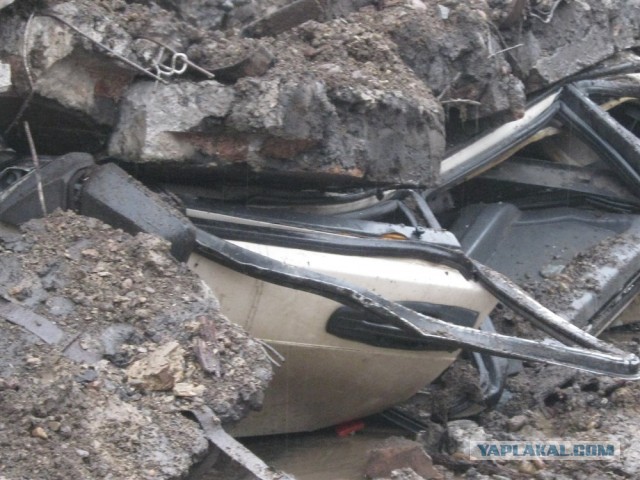 На проспекте Свободный в Красноярске рухнула стена
