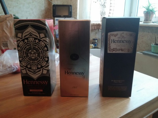 Продам две бутылки Hennessy VS 0,7