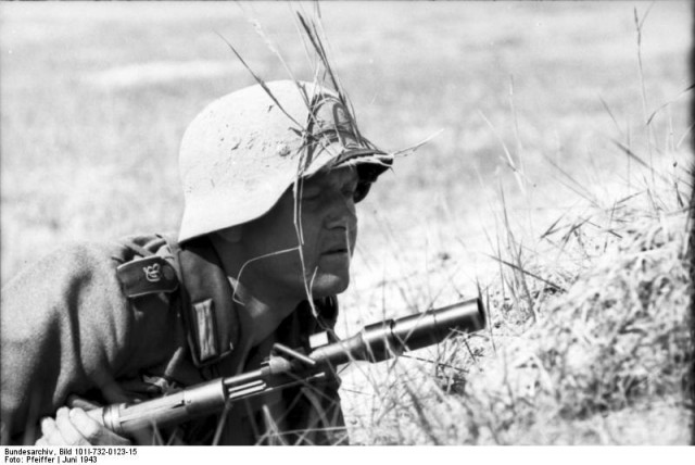 Военные каски разных стран времен Второй Мировой Войны и немного ранее