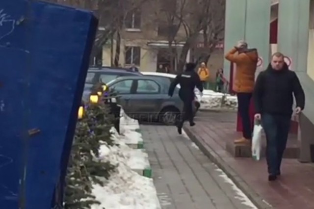 Мужик вступился за бабушку.
