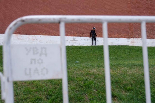 Новый перфоманс: Художницу задержали возле Кремля за пребывание «в общественном месте в виртуальной реальности»