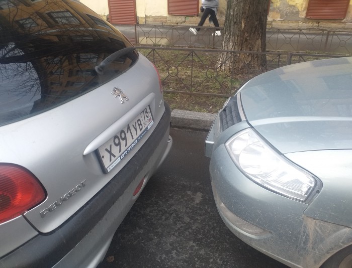 В Казани прохожий «помог» женщине выехать с парковки