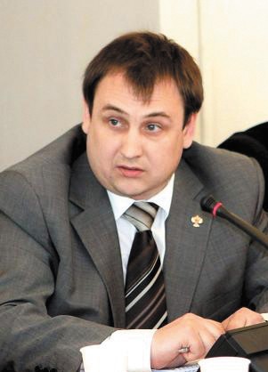 Чиновник в Троицке таранит машину и сбегает