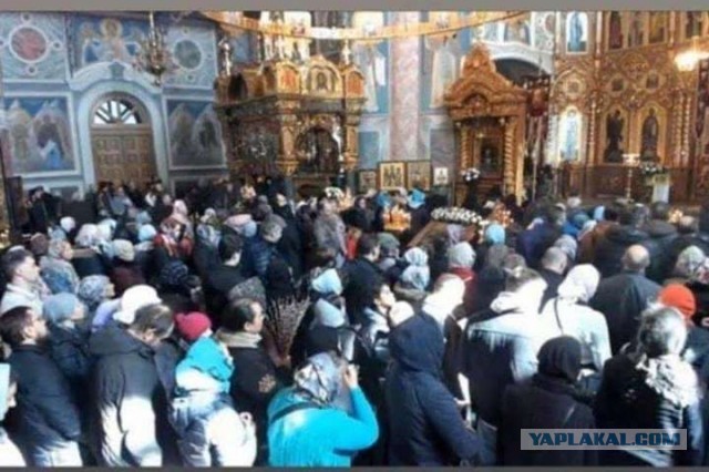 Ребёнка с подозрением на коронавирус забирает скорая!