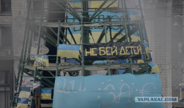 Двое ОМОНовцев пакуют 15-ти летнего парня.
