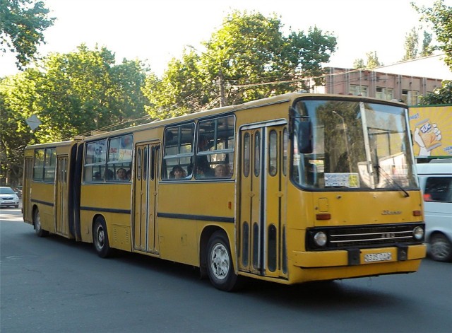 В Петербурге на Ленинском проспекте автобус-гармошка влетел в фонарный столб