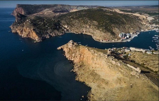 Вода у берегов Крыма стала золотой