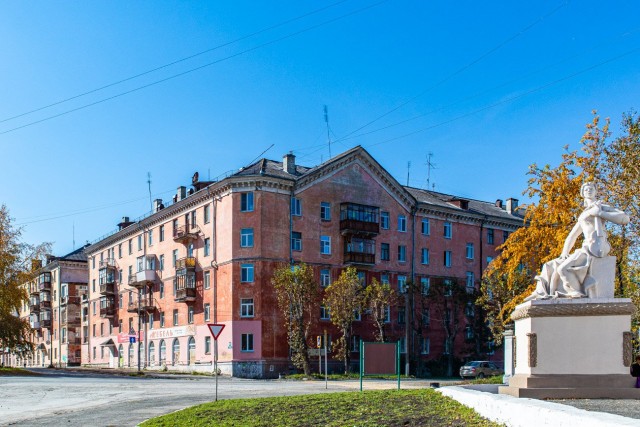 В Свердловской области жители возмутились развратной фотосессии, которую устроили возле Дома культуры