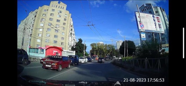 Хорошие, модные кроссовки