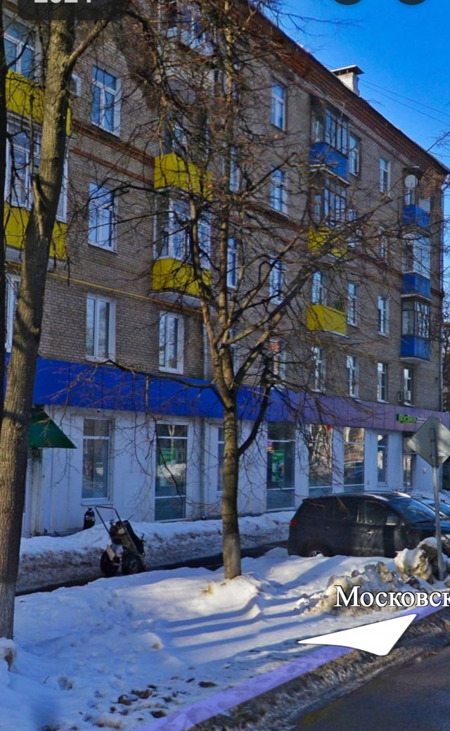 На жительницу Вологодской области написали донос из-за фото в жёлтой куртке на фоне синего неба.