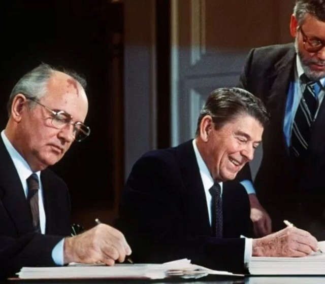 На фото сволочь и актёр.