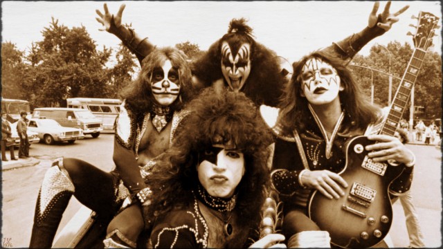 Эйс Фрейли, оригинальный ведущий гитарист и один из основателей Kiss’, умер в возрасте 74 лет