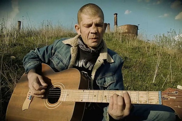 Бомж нашел на помойке пианино