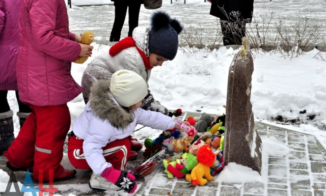 На Аллее ангелов в Донецке почтили память детей