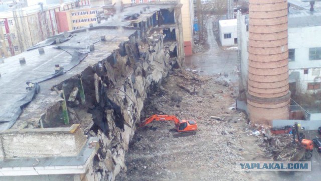 В Воронеже при сносе ветхого здания пробили стену бизнес-центра
