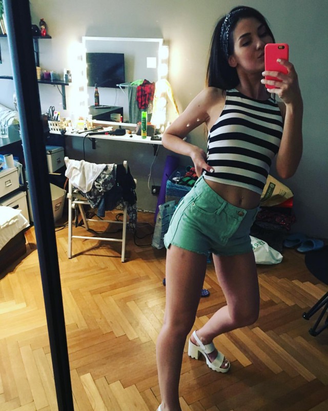 Дуры, хватит кобениться перед фотиком