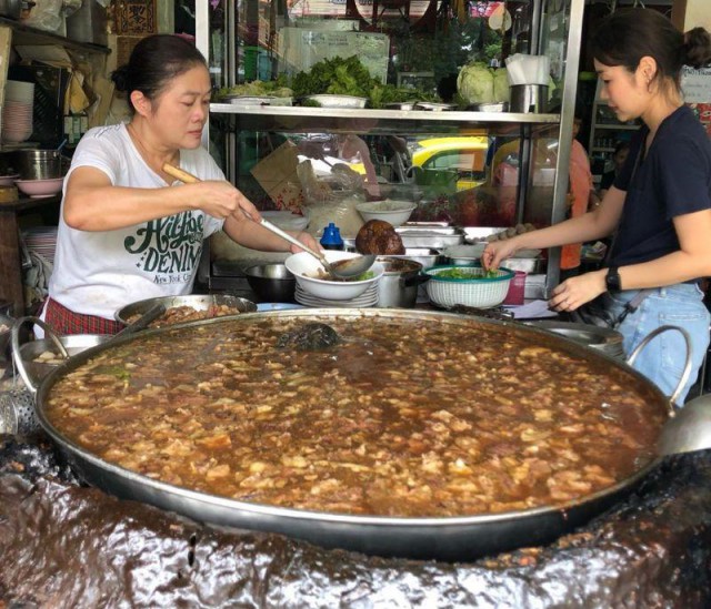 В тайском ресторане суп готовят из остатков вчерашнего на протяжении 45 лет