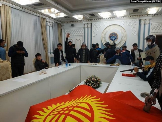 Митингующие в Бишкеке захватили здание парламента