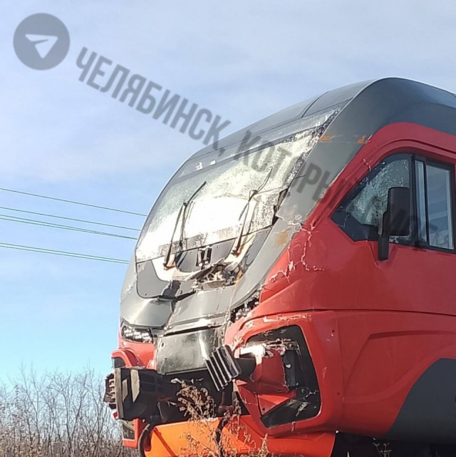 Пассажирский поезд врезался в мусоровоз под Челябинском