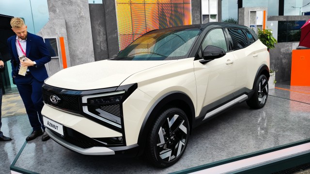Новый кроссовер LADA Azimut: базовую версию показали вживую внутри и снаружи
