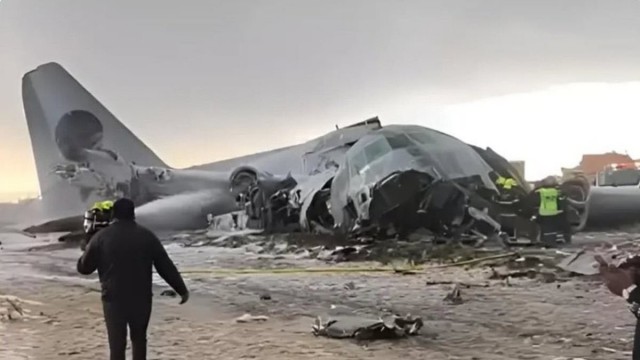 В Боливии военный самолёт C-130 Hercules, набитый деньгами, рухнул на шоссе в городе Эль-Альто