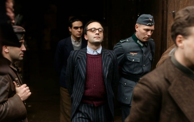 Французские коммунисты, которых ведут на расстрел. Франция, апрель 1942 года⁠