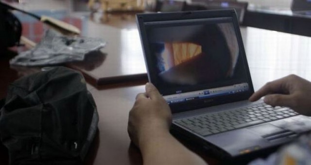 Попался любитель заглянуть под юбку