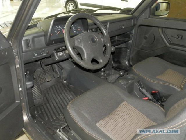 Красивые девушки и новая Lada Urban