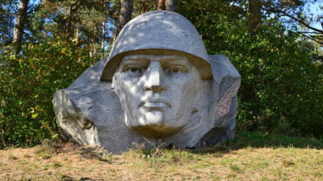 В Литве снесли памятник советскому воину-освободителю