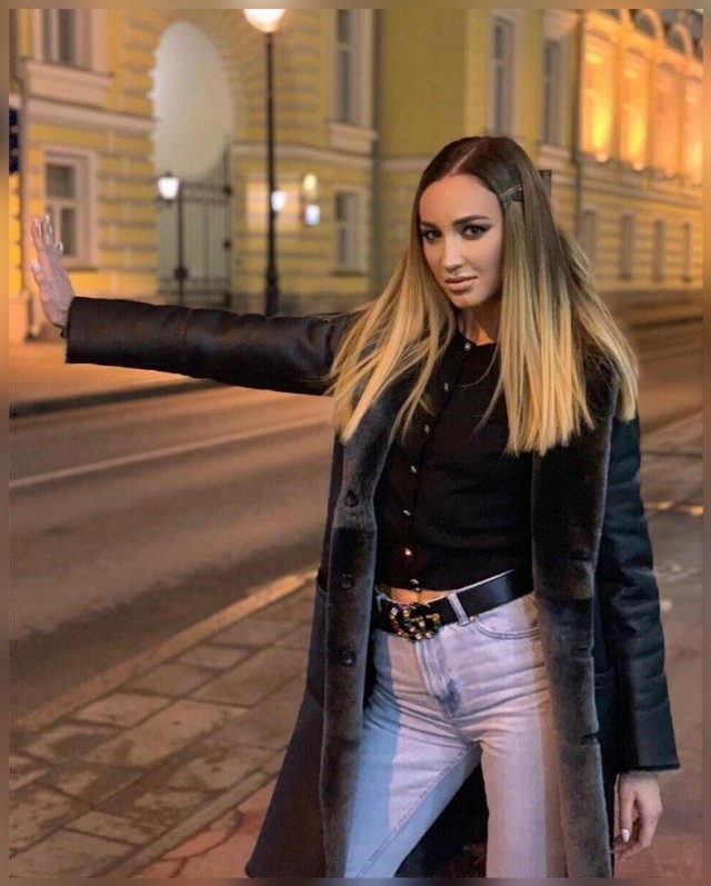 Девушки одетые, нормально зачехленные, но очень сочные
