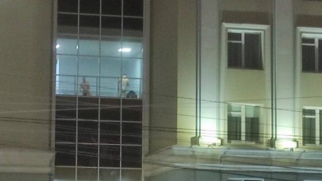 Двое голых мужчин в окнах правительства Удмуртии