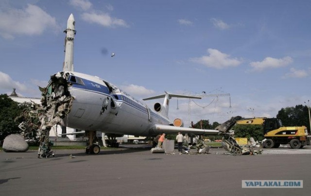 На ВДНХ снесли самолеты ТУ-154 и ЯК-42