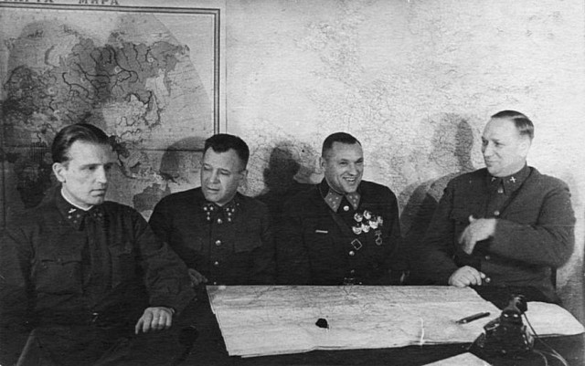 Ровно 80 лет назад фельдмаршал Паулюс, командующий 6-ой армией под Сталинградом, сдался в плен