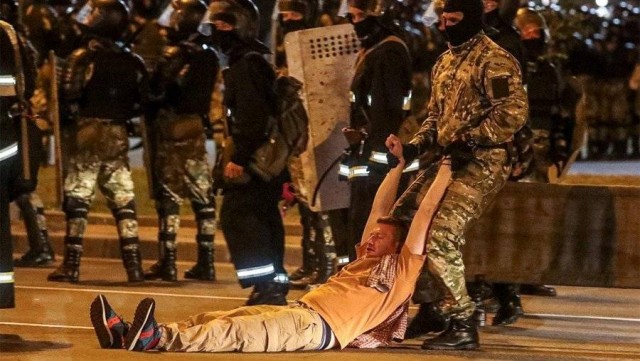 Тушили о лицо сигареты, поджигали, ломали людей на камеру и снимали извинения!