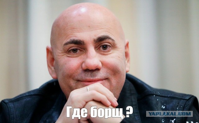 Современная кухня в стиле хай-тек с лестницей на второй этаж