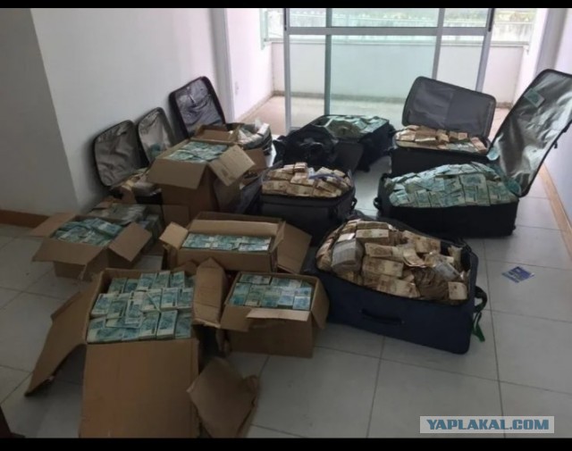 Застрявшим в Пулкове пассажирам разрешили выходить на улицу покурить и даже съездить домой