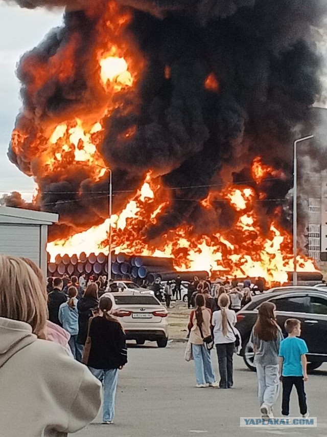 Пожар в Заозерном районе Кургана, где горели пластиковые трубы, удалось локализовать