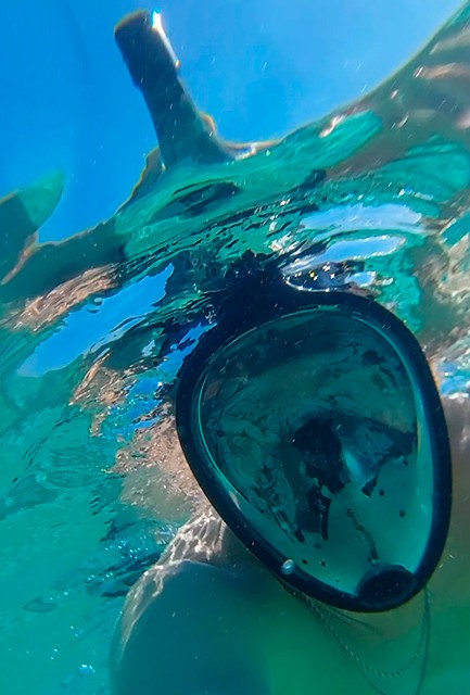 Задержка дыхания под водой.