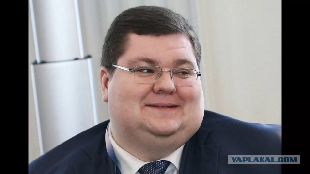 Микро-повариха готовит завтрак объёмному парнишке