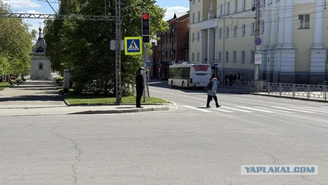 На улицах Барнаула появились загадочные люди в масках рыбы