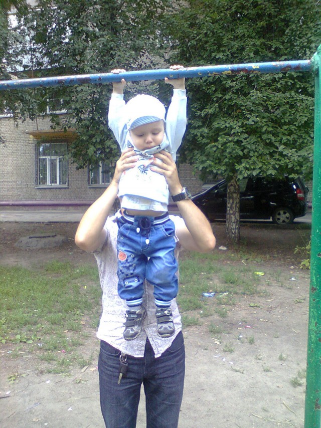 Папа и дочка на турнике