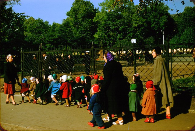 Советский детсад на прогулке