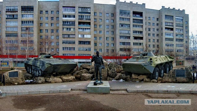 Автомобили на постаменте
