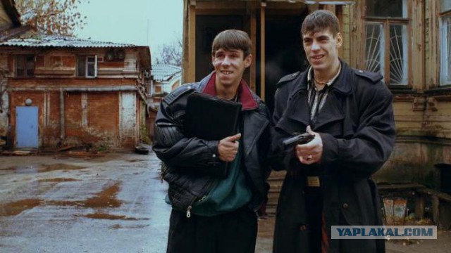 Два дебила решили сыграть в "русскую рулетку"