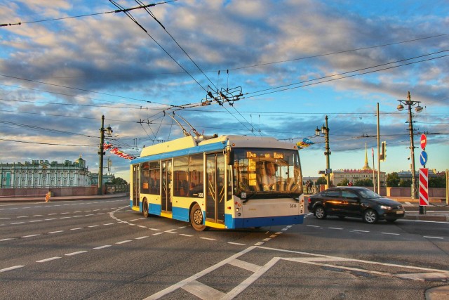 Рабочее утро водителя троллейбуса в Санкт-Петербурге