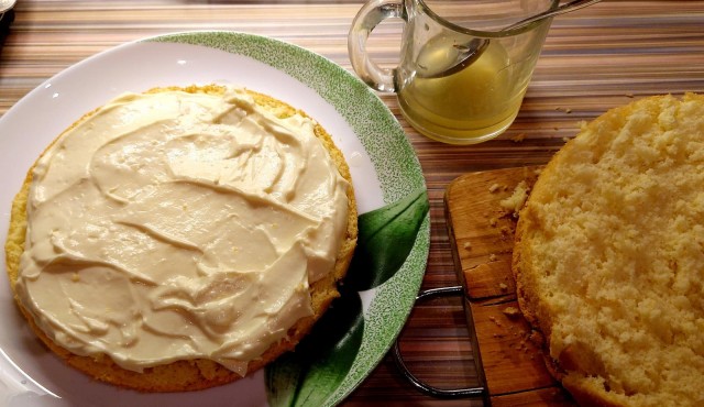 Два бисквитных торта: белый и шоколадный