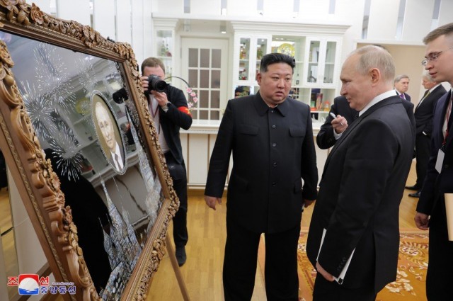 Путин подарил Ким Чен Ыну ещё один Aurus, а тот в ответ «изображения президента, включая бюсты»