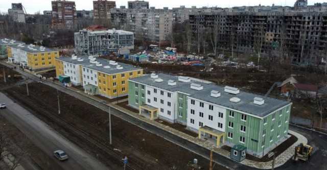 СМИ публикуют кадры попадания беспилотника в высотку в Саратове