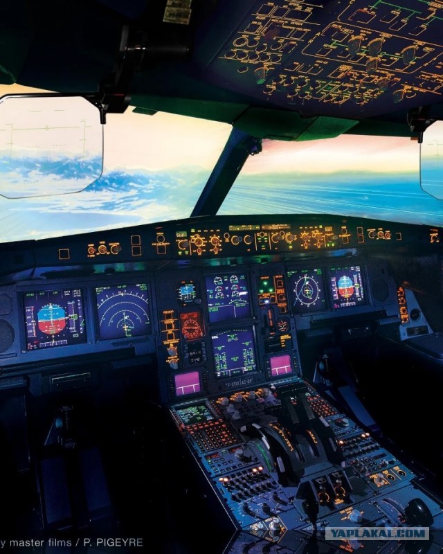 Фальшивый пилот работал командиром воздушного судна в авиакомпании в Литве в течении длительного времени. Пилота уволили