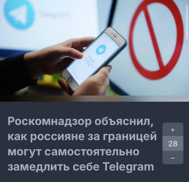 Люди оставляют записки в церкви